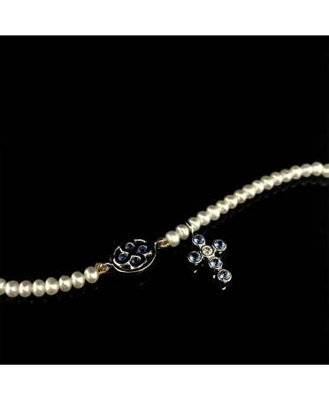 Bracelet chapelet diamants saphirs et perles blanches or blanc