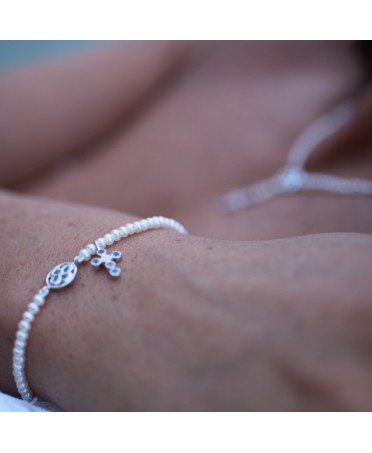 Bracelet chapelet diamants saphirs et perles blanches or blanc